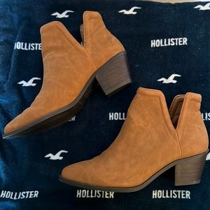 AEO V-Cut Bootie Size 9